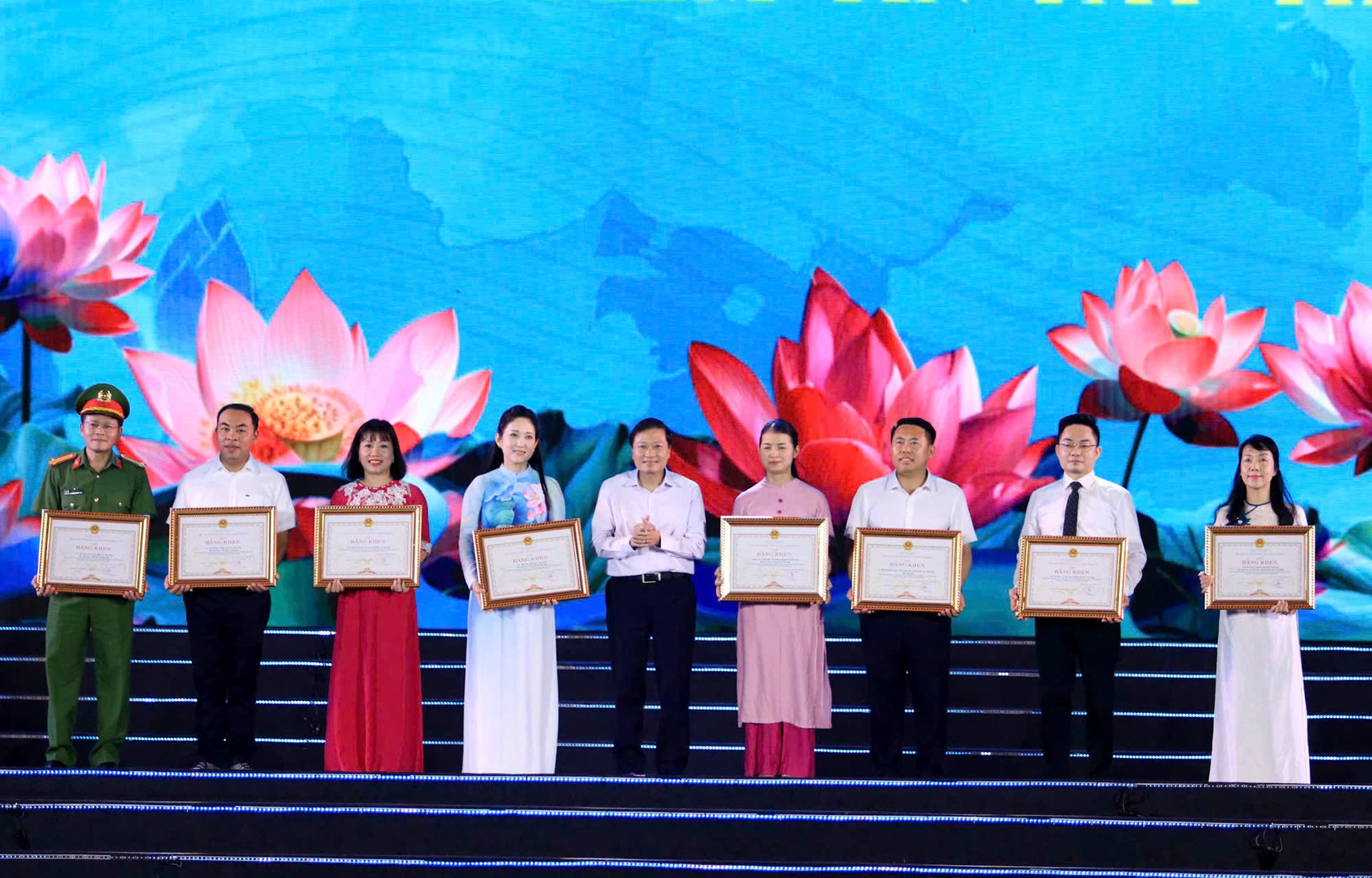 Ông Lê Hồng Vinh, Chủ tịch UBND tỉnh Nghệ An tặng Bằng khen cho các đơn vị có thành tích xuất sắc trong việc tham gia, tổ chức và lan toả giá trị nhân văn của lễ hội. Ảnh: Kim Oanh. Ông Lê Hồng Vinh, Chủ tịch UBND tỉnh Nghệ An tặng Bằng khen cho các đơn vị có thành tích xuất sắc trong việc tham gia, tổ chức và lan toả giá trị nhân văn của lễ hội. Ảnh: Kim Oanh.