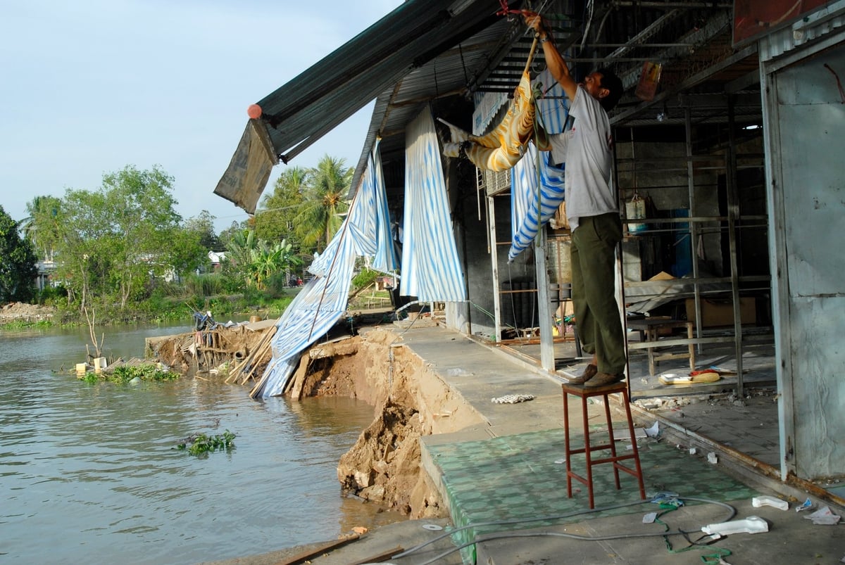 Sạt lở nghiêm trọng ở bờ rạch Ông Chưởng, huyện Chợ Mới, tỉnh An Giang đã khiến 10 căn nhà bị ảnh hưởng. Ảnh: Lê Hoàng Vũ. Sạt lở nghiêm trọng ở bờ rạch Ông Chưởng, huyện Chợ Mới, tỉnh An Giang đã khiến 10 căn nhà bị ảnh hưởng. Ảnh: Lê Hoàng Vũ.