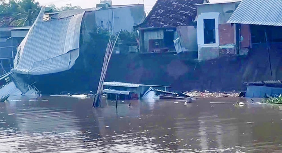 Đáng lo ngại, vụ sạt lở xảy ra trong bối cảnh mùa mưa bão năm nay vừa mới bắt đầu. Ảnh: Lê Hoàng Vũ. Đáng lo ngại, vụ sạt lở xảy ra trong bối cảnh mùa mưa bão năm nay vừa mới bắt đầu. Ảnh: Lê Hoàng Vũ.