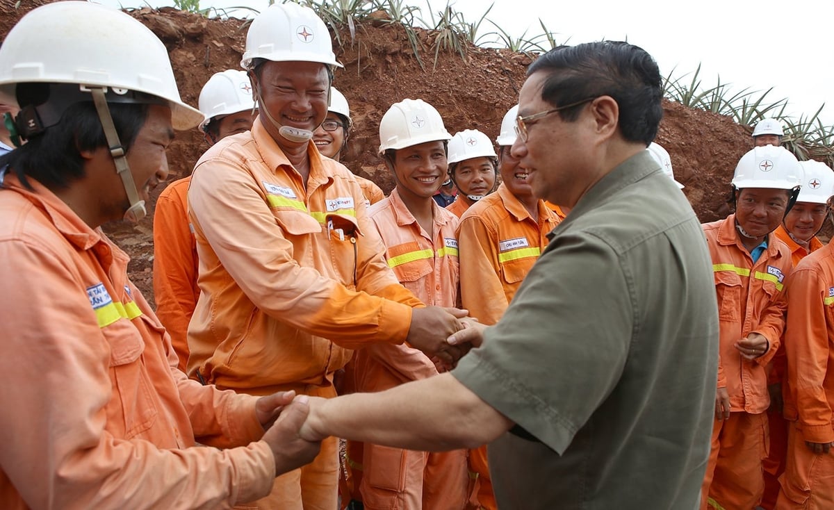 Thủ tướng Phạm Minh Chính thăm hỏi, động viên người lao động EVN, EVNNPT cùng các đơn vị tham gia thi công Dự án đường dây 500kV mạch 3, tháng 6/2024. Ảnh: EVNNPT. Thủ tướng Phạm Minh Chính thăm hỏi, động viên người lao động EVN, EVNNPT cùng các đơn vị tham gia thi công Dự án đường dây 500kV mạch 3, tháng 6/2024. Ảnh: EVNNPT.