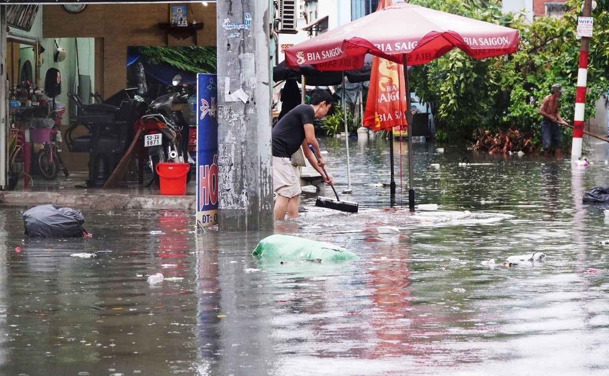 Nhiều tuyến đường TP.HCM ngập nặng khi mưa lớn. Ảnh: Hà Duyên. Nhiều tuyến đường TP.HCM ngập nặng khi mưa lớn. Ảnh: Hà Duyên.