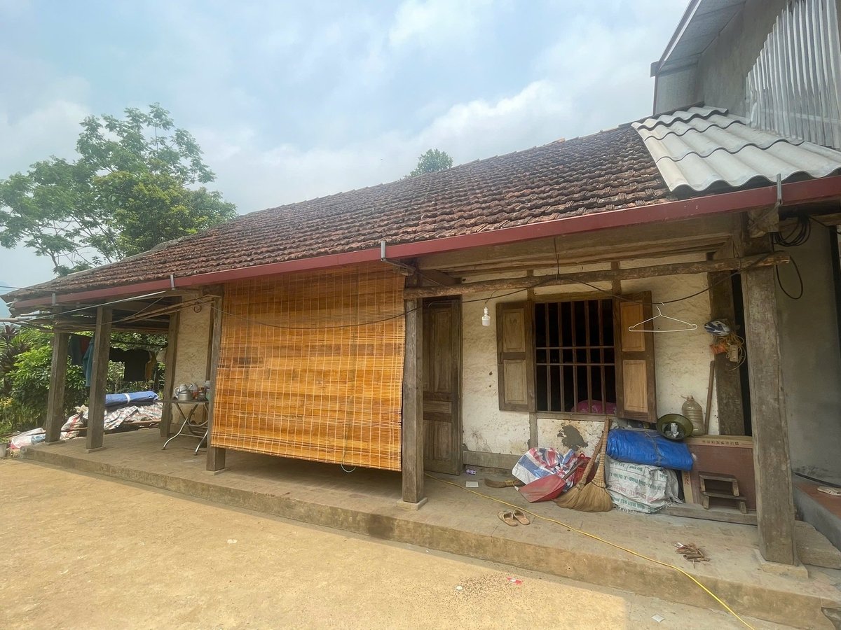 Căn nhà cũ của ông Nhỡn, bà Tân đã xuống cấp nghiêm trọng sau hơn 30 năm. Ảnh: Nguyễn Nga. Căn nhà cũ của ông Nhỡn, bà Tân đã xuống cấp nghiêm trọng sau hơn 30 năm. Ảnh: Nguyễn Nga.