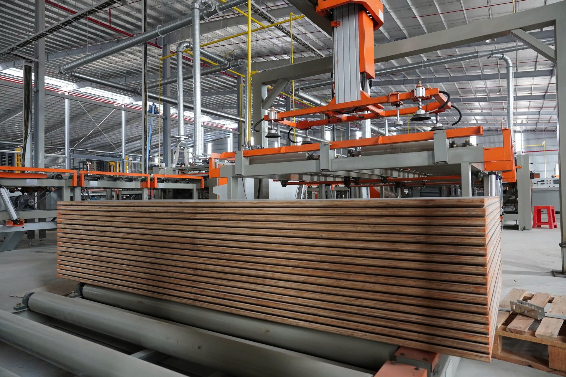 Dây chuyền sản xuất ván sàn chịu lựa hiện đại của Hòa Phát. Ảnh: PV. Dây chuyền sản xuất ván sàn chịu lựa hiện đại của Hòa Phát. Ảnh: PV.
