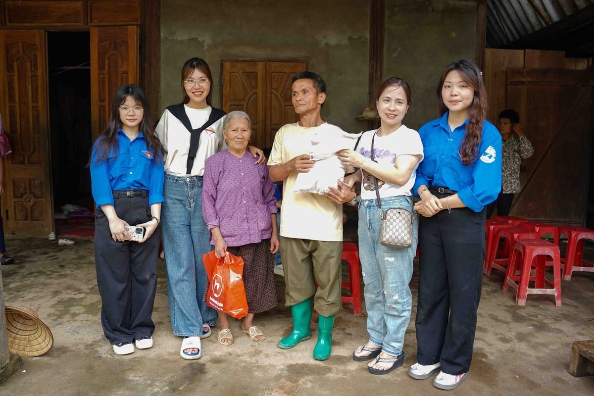 Không chỉ các em học sinh, những người dân thuộc hộ nghèo tại xã Xuân Lạc cũng được nhận những phần quà ý nghĩa. Ảnh: Đội Sinh viên tình nguyện đồng hương Hải Dương. Không chỉ các em học sinh, những người dân thuộc hộ nghèo tại xã Xuân Lạc cũng được nhận những phần quà ý nghĩa. Ảnh: Đội Sinh viên tình nguyện đồng hương Hải Dương.