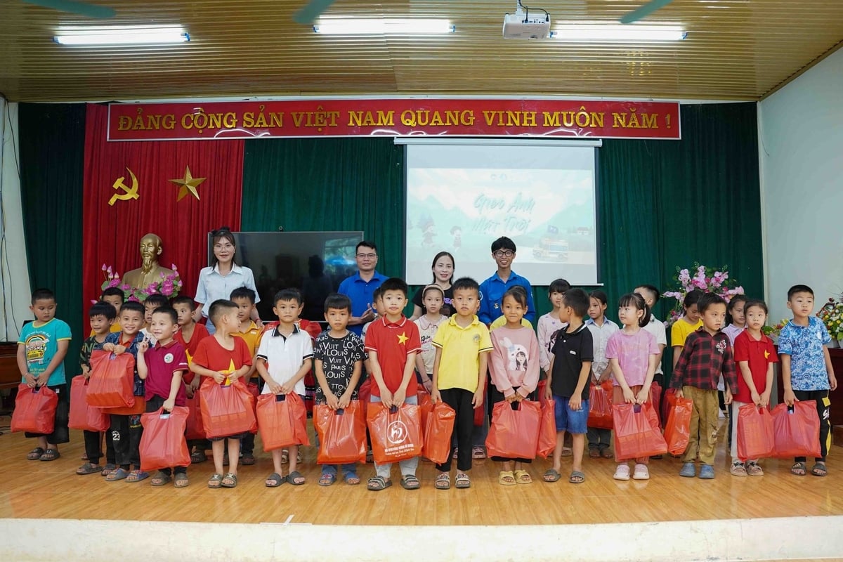 Những phần quà được trao tặng đến các em học sinh thuộc hộ nghèo tại xã Xuân Lạc. Ảnh: Đội Sinh viên tình nguyện đồng hương Hải Dương. Những phần quà được trao tặng đến các em học sinh thuộc hộ nghèo tại xã Xuân Lạc. Ảnh: Đội Sinh viên tình nguyện đồng hương Hải Dương.