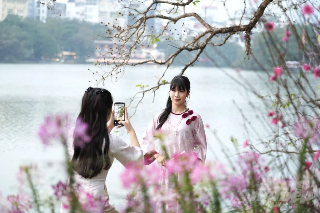 Với những thiết bị hiện đại, thông minh, ai cũng có thể tự chụp cho mình một khoảnh khắc đẹp. Ảnh: Hùng Khang. Với những thiết bị hiện đại, thông minh, ai cũng có thể tự chụp cho mình một khoảnh khắc đẹp. Ảnh: Hùng Khang.