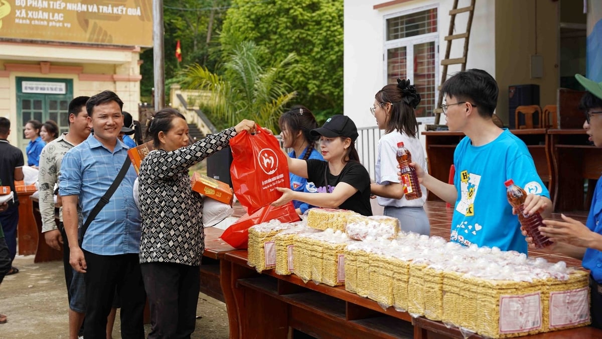 Nhu yếu phẩm được trao tặng cho những hộ dân có hoàn cảnh khó khăn tại Phiên chợ 0 đồng. Ảnh: Đội Sinh viên tình nguyện đồng hương Hải Dương. Nhu yếu phẩm được trao tặng cho những hộ dân có hoàn cảnh khó khăn tại Phiên chợ 0 đồng. Ảnh: Đội Sinh viên tình nguyện đồng hương Hải Dương.