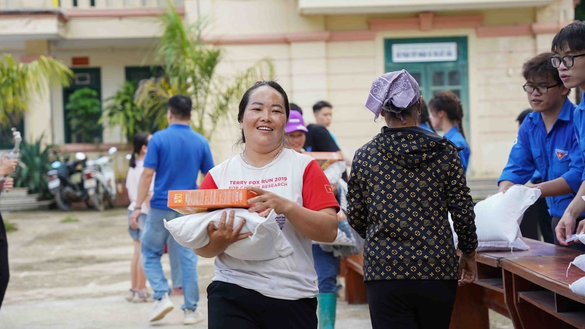 Người dân phấn khởi nhận nhu yếu phẩm từ Phiên chợ 0 đồng. Ảnh: Đội Sinh viên tình nguyện đồng hương Hải Dương. Người dân phấn khởi nhận nhu yếu phẩm từ Phiên chợ 0 đồng. Ảnh: Đội Sinh viên tình nguyện đồng hương Hải Dương.