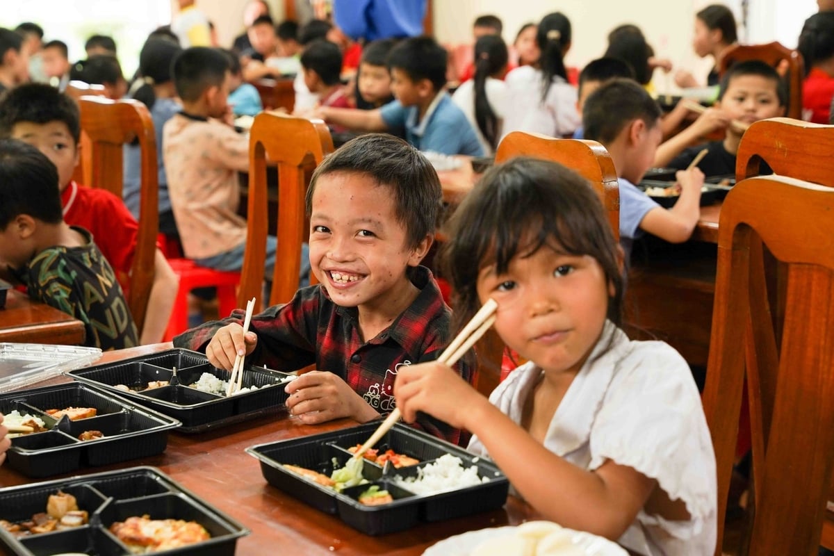 Niềm vui của các em nhỏ khi nhận những suất ăn từ chương trình 'Nấu ăn cho em'. Ảnh: Đội Sinh viên tình nguyện đồng hương Hải Dương. Niềm vui của các em nhỏ khi nhận những suất ăn từ chương trình 'Nấu ăn cho em'. Ảnh: Đội Sinh viên tình nguyện đồng hương Hải Dương.