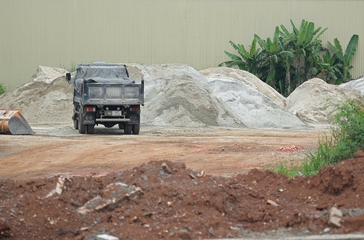 Đại diện một số cửa hàng vật liệu xây dựng ở TP. Gia Nghĩa, Đắk Nông cho biết, dù giá cát tăng gấp 3 lần cách đây hơn 1 tuần nhưng mua ở các mỏ cũng không có hàng. Ảnh: Phạm Hoài Đại diện một số cửa hàng vật liệu xây dựng ở TP. Gia Nghĩa, Đắk Nông cho biết, dù giá cát tăng gấp 3 lần cách đây hơn 1 tuần nhưng mua ở các mỏ cũng không có hàng. Ảnh: Phạm Hoài