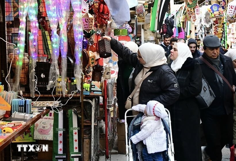 Người dân mua sắm tại chợ ở Damascus (Syria) ngày 23/2/2025. Ảnh: THX/TTXVN. Người dân mua sắm tại chợ ở Damascus (Syria) ngày 23/2/2025. Ảnh: THX/TTXVN.