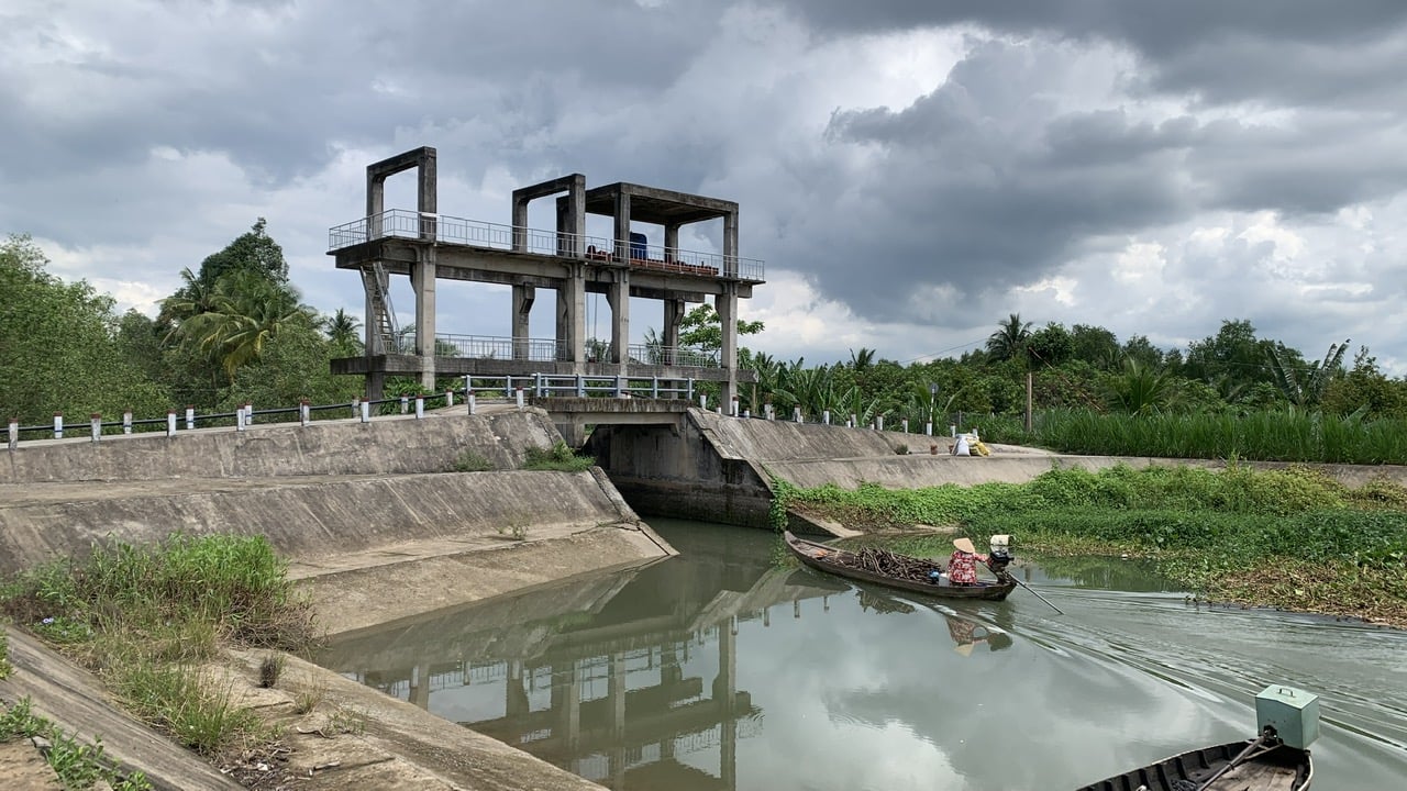 Hệ thống lộ giao thông kết hợp với công trình cống ngăn mặn giúp người dân chủ động sản xuất. Ảnh: Hồ Thảo. Hệ thống lộ giao thông kết hợp với công trình cống ngăn mặn giúp người dân chủ động sản xuất. Ảnh: Hồ Thảo.