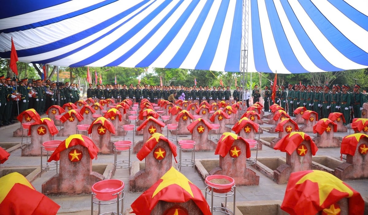 Sau thời gian dài đằng đẵng nằm lại trên đất bạn Lào, nay các anh đã được về với đất mẹ, với Tổ quốc thiêng liêng. Ảnh: Ngọc Linh. Sau thời gian dài đằng đẵng nằm lại trên đất bạn Lào, nay các anh đã được về với đất mẹ, với Tổ quốc thiêng liêng. Ảnh: Ngọc Linh.