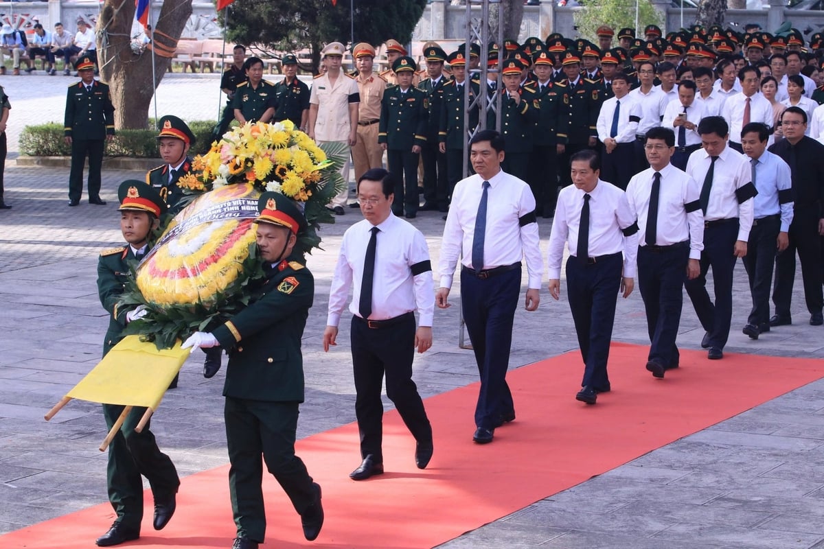 Kính cẩn, nghiêng mình trước anh linh những người đã ngã xuống. Ảnh: Ngọc Linh. Kính cẩn, nghiêng mình trước anh linh những người đã ngã xuống. Ảnh: Ngọc Linh.