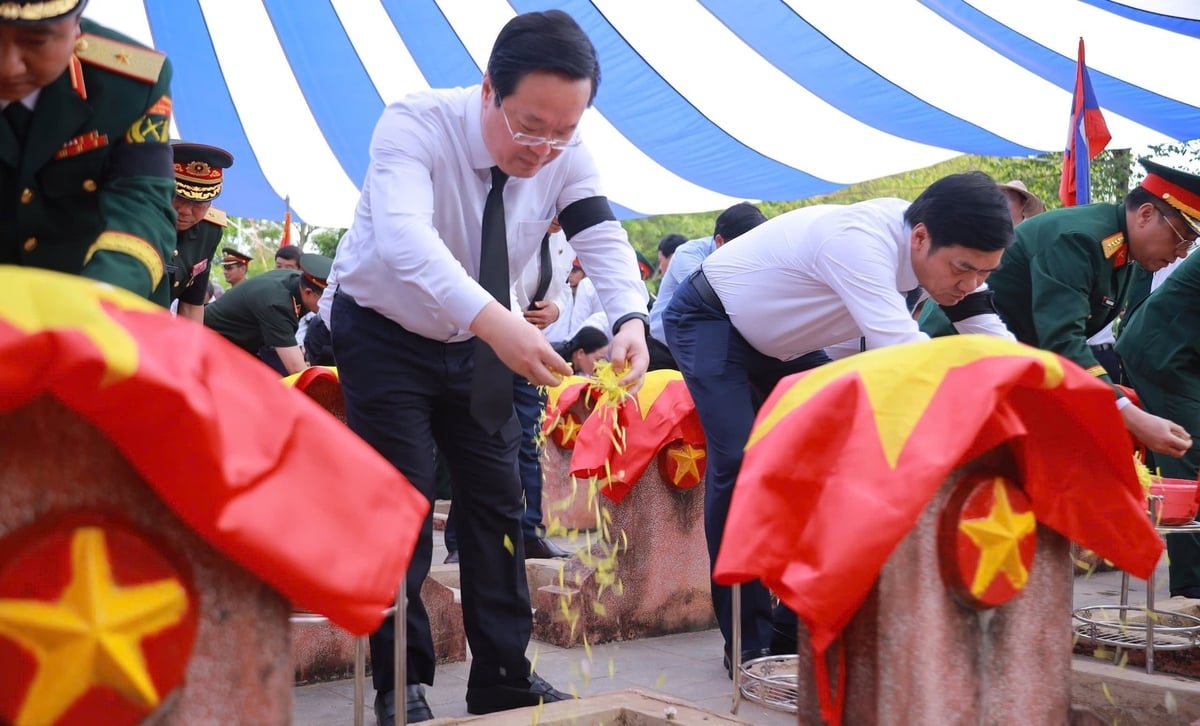 Phút giây bày tỏ lòng tri ân sâu sắc. Ảnh: Ngọc Linh. Phút giây bày tỏ lòng tri ân sâu sắc. Ảnh: Ngọc Linh.