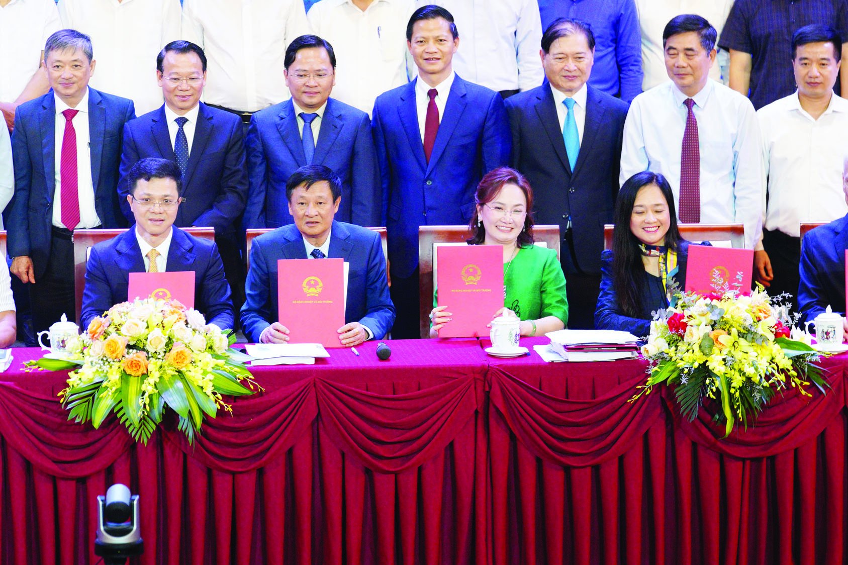 Bà Đặng Huỳnh Ức My - Chủ tịch AgriS - trong phiên ký kết Biên bản ghi nhớ (MOU) phối hợp với Bộ NN&MT về triển khai Nghị quyết 57-NQ/TW về chuyển đổi số trong nông nghiệp. Bà Đặng Huỳnh Ức My - Chủ tịch AgriS - trong phiên ký kết Biên bản ghi nhớ (MOU) phối hợp với Bộ NN&MT về triển khai Nghị quyết 57-NQ/TW về chuyển đổi số trong nông nghiệp.