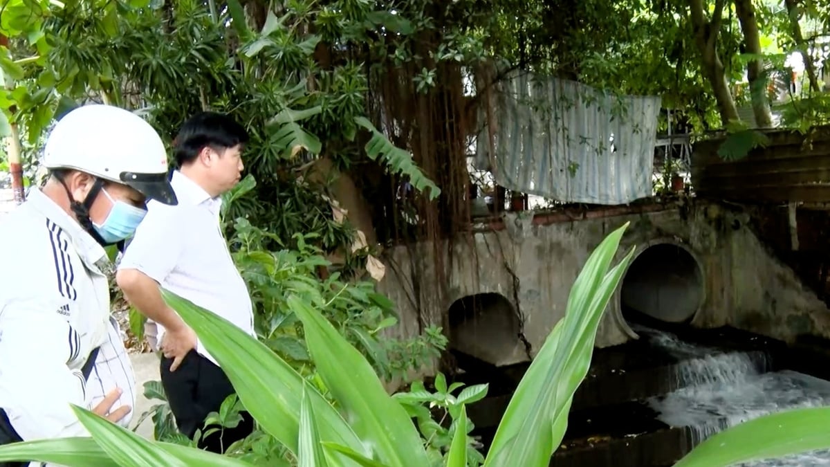 Nước sủi bọt trắng xóa tại khu vực cống ngầm xả ra suối Bà Lúa, người dân phát hiện và báo cơ quan chức năng xuống kiểm tra. Ảnh: HP. Nước sủi bọt trắng xóa tại khu vực cống ngầm xả ra suối Bà Lúa, người dân phát hiện và báo cơ quan chức năng xuống kiểm tra. Ảnh: HP.