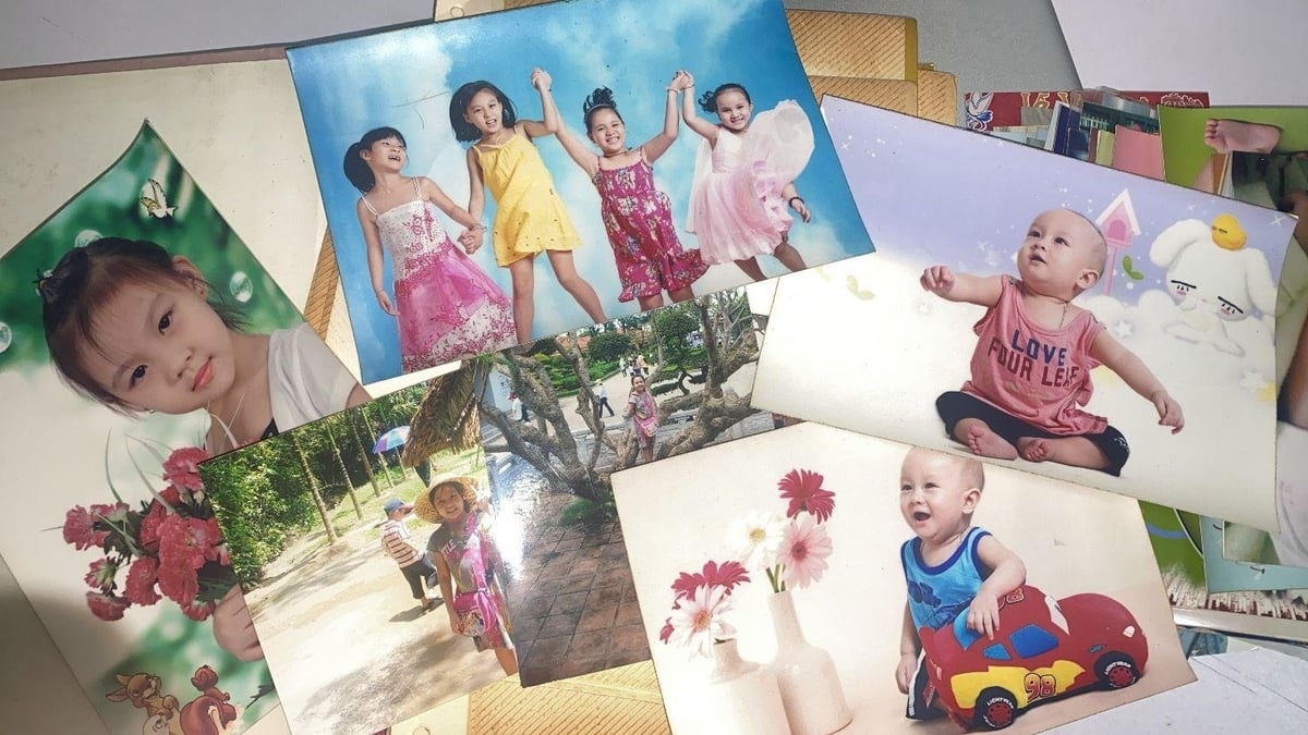 Chị Thúy Hà ở quận Cầu Giấy, Hà Nội luôn cất giữ cẩn thận cuốn album có những tấm ảnh chứa đựng nhiều kỷ niệm của bản thân và gia đình. Ảnh: Phương Nhi. Chị Thúy Hà ở quận Cầu Giấy, Hà Nội luôn cất giữ cẩn thận cuốn album có những tấm ảnh chứa đựng nhiều kỷ niệm của bản thân và gia đình. Ảnh: Phương Nhi.