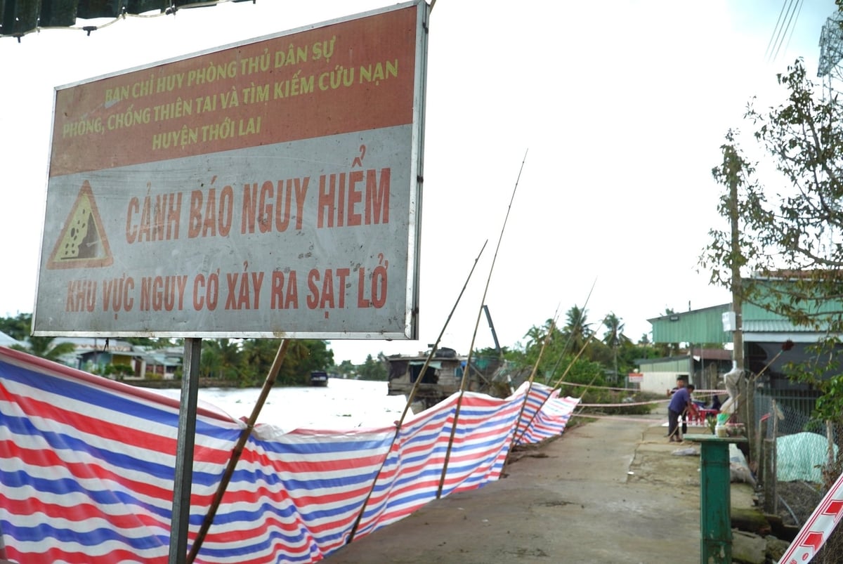 Ngành chức năng huyện Thới Lai đã tiến hành cắm biển cảnh báo nguy hiểm. Ảnh: Kim Anh. Ngành chức năng huyện Thới Lai đã tiến hành cắm biển cảnh báo nguy hiểm. Ảnh: Kim Anh.