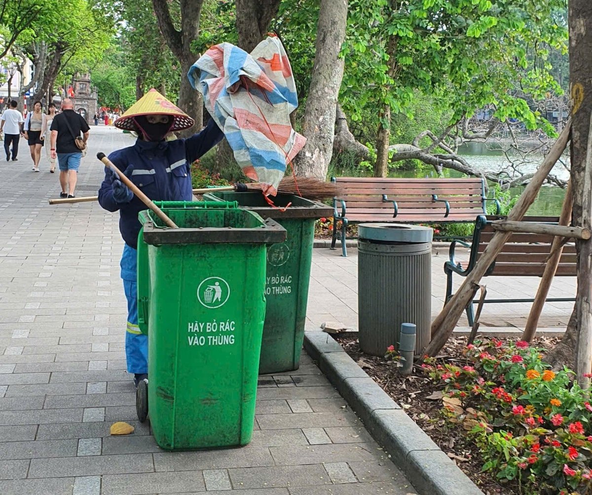 Công nhân Công ty Urenco thu gom rác khu vực hồ Hoàn Kiếm. Ảnh: Xuân Vũ. Công nhân Công ty Urenco thu gom rác khu vực hồ Hoàn Kiếm. Ảnh: Xuân Vũ.