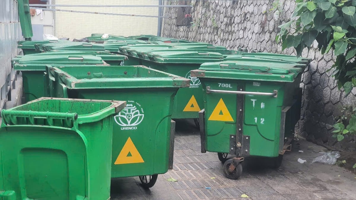 Urenco Hà Nội đầu tư hàng loạt thùng rác, xe gom rác thống nhất về tiêu chuẩn mẫu mã, kích thước, bảo đảm không gây ô nhiễm môi trường. Ảnh: Xuân Vũ. Urenco Hà Nội đầu tư hàng loạt thùng rác, xe gom rác thống nhất về tiêu chuẩn mẫu mã, kích thước, bảo đảm không gây ô nhiễm môi trường. Ảnh: Xuân Vũ.