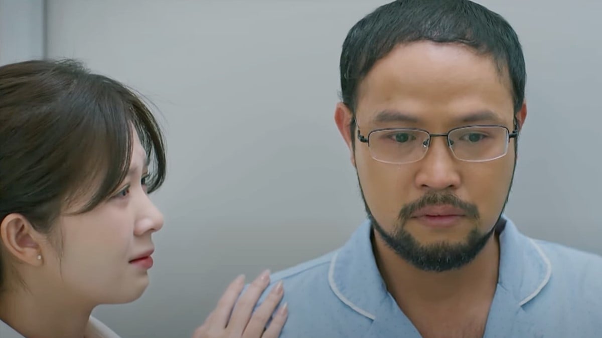 Ông Bình đau khổ khi nghe được cuộc cãi vã của 2 người. Ảnh CMH Ông Bình đau khổ khi nghe được cuộc cãi vã của 2 người. Ảnh CMH