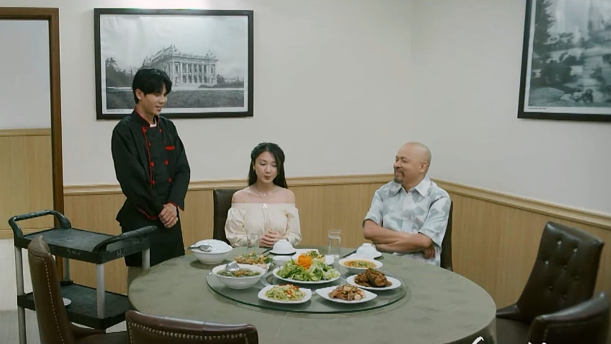 Chi và bố cô đến nhà hàng nơi Việt làm để ăn tối. Ảnh CMH Chi và bố cô đến nhà hàng nơi Việt làm để ăn tối. Ảnh CMH