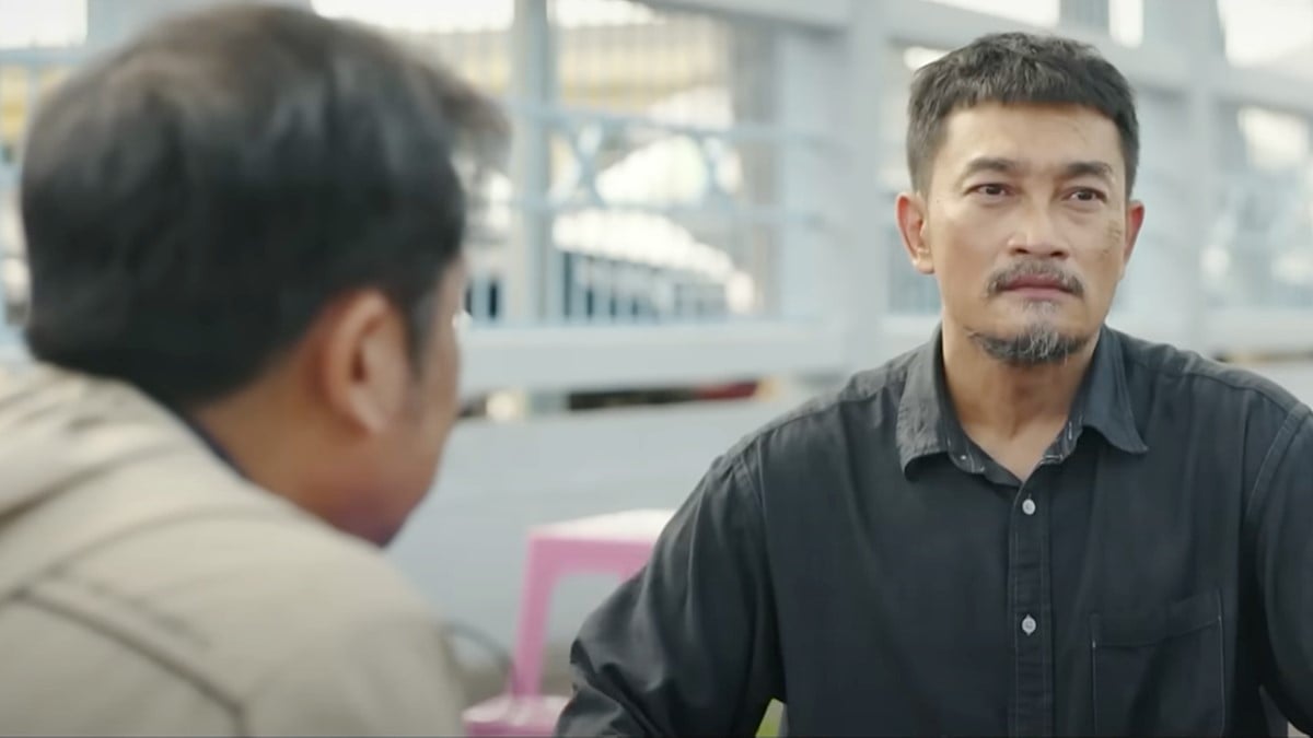 Đại chăm chú nghe Tư Sáng kể chuyện trước cơn bão. Ảnh CMH Đại chăm chú nghe Tư Sáng kể chuyện trước cơn bão. Ảnh CMH