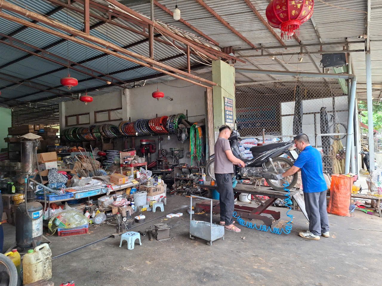Người nông dân đa nghề với dịch vụ sửa xe máy - máy nông nghiệp và kinh doanh thức ăn chăn nuôi. Ảnh: Nguyễn Nga. Người nông dân đa nghề với dịch vụ sửa xe máy - máy nông nghiệp và kinh doanh thức ăn chăn nuôi. Ảnh: Nguyễn Nga.