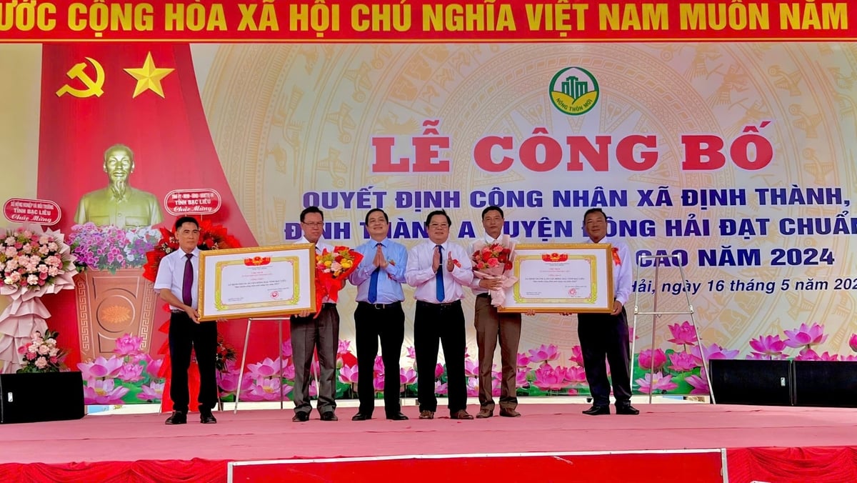 Ông Huỳnh Chí Nguyện (áo xanh), Phó Chủ tịch UBND tỉnh Bạc Liêu trao quyết định công nhận 2 xã Định Thành và Định Thành A đạt chuẩn NTM nâng cao năm 2024. Ảnh: Trọng Linh. Ông Huỳnh Chí Nguyện (áo xanh), Phó Chủ tịch UBND tỉnh Bạc Liêu trao quyết định công nhận 2 xã Định Thành và Định Thành A đạt chuẩn NTM nâng cao năm 2024. Ảnh: Trọng Linh.