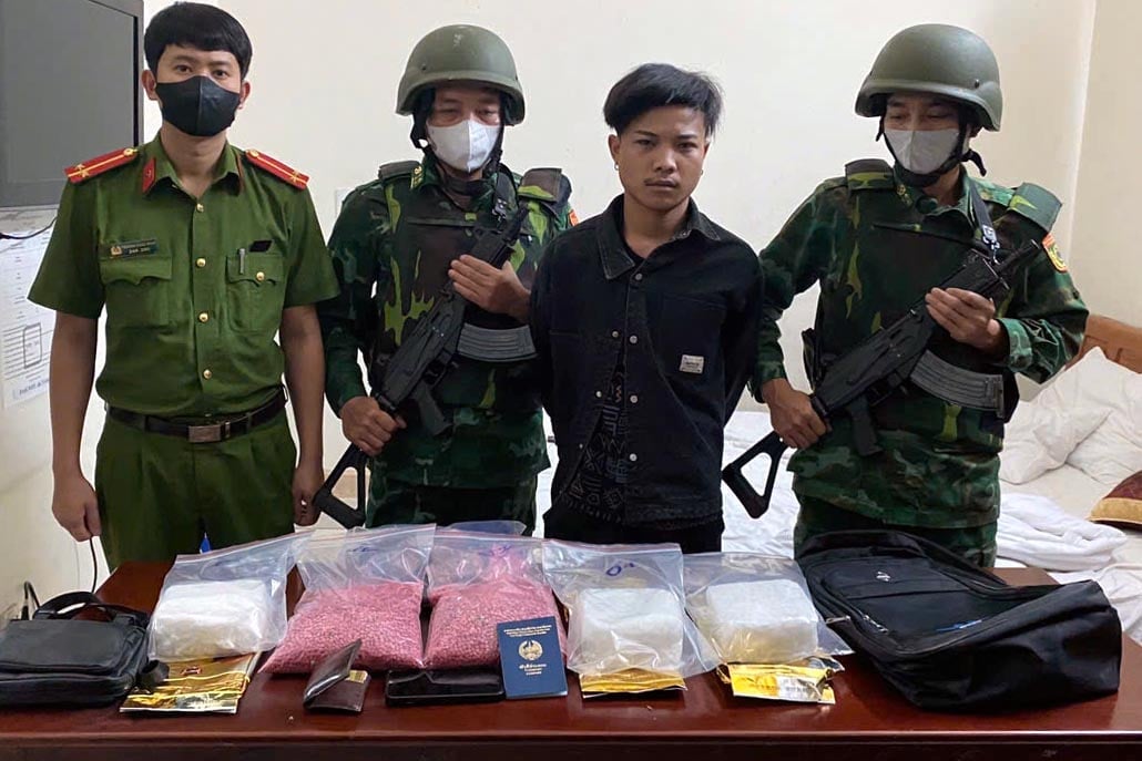 Đối tượng TonSakSith LatXaKham bị bắt giữ cùng tang vật. Ảnh: Mạnh Hùng. Đối tượng TonSakSith LatXaKham bị bắt giữ cùng tang vật. Ảnh: Mạnh Hùng.