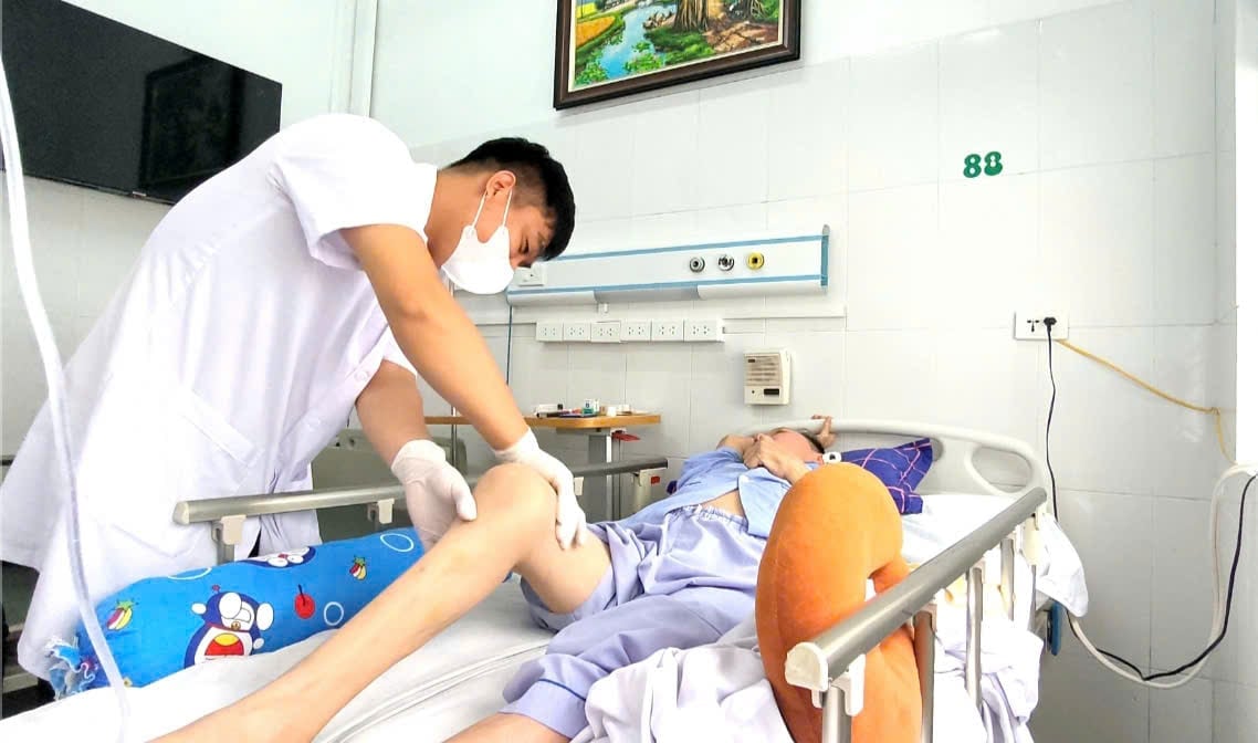 Bệnh nhân N.K.C. được bác sĩ chăm sóc. Ảnh: Bệnh viện Bệnh Nhiệt đới Trung ương. Bệnh nhân N.K.C. được bác sĩ chăm sóc. Ảnh: Bệnh viện Bệnh Nhiệt đới Trung ương.