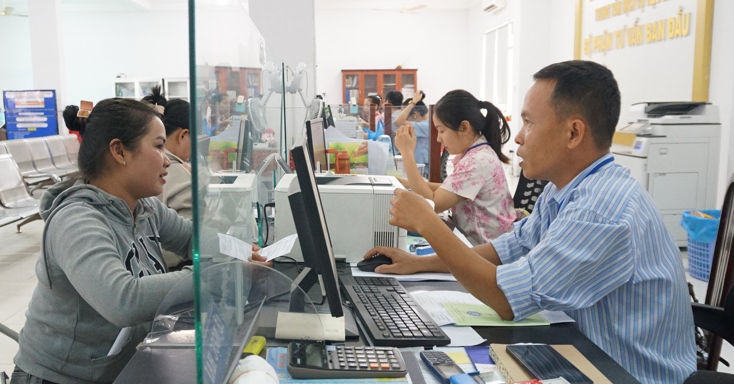 Người lao động đến Trung tâm Dịch vụ việc làm tỉnh Tây Ninh giải quyết chế độ bảo hiểm thất nghiệp và tìm việc. Ảnh: Trần Trung.