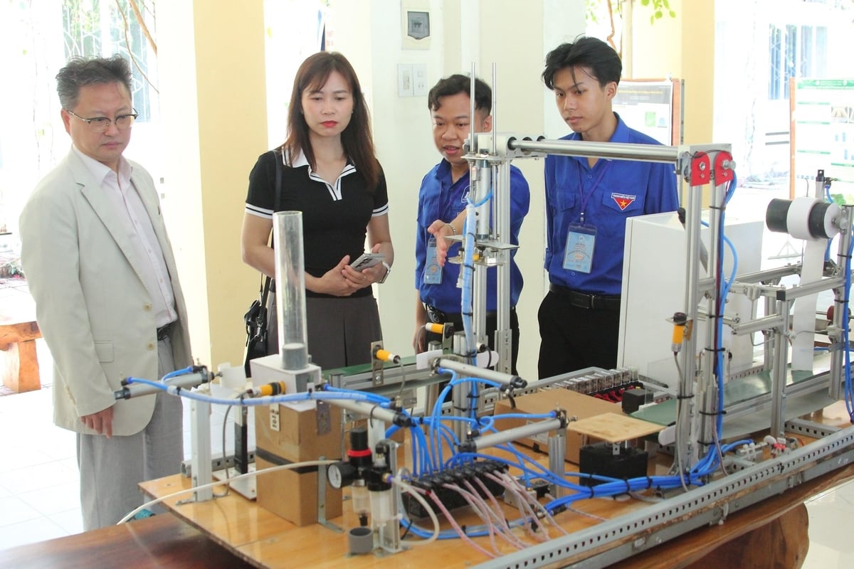 Mô hình 'Phân loại theo cân nặng và đóng hộp sản phẩm sử dụng PLC S7-1200' do sinh viên Khoa Điện điện tử - Trường Đại học Nha Trang nghiên cứu, chế tạo. Ảnh: Phương Chi. Mô hình 'Phân loại theo cân nặng và đóng hộp sản phẩm sử dụng PLC S7-1200' do sinh viên Khoa Điện điện tử - Trường Đại học Nha Trang nghiên cứu, chế tạo. Ảnh: Phương Chi.