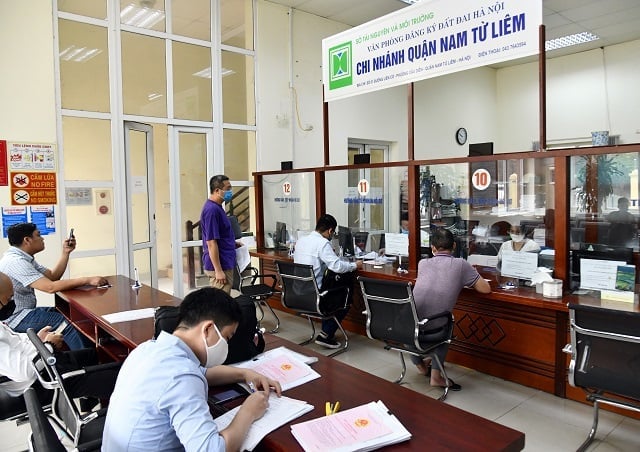 Bộ Nông nghiệp và Môi trường đề nghị các địa phương sắp xếp các Chi nhánh Văn phòng đăng ký đất đai trên địa bàn cấp huyện hiện nay thành các Chi nhánh Văn phòng đăng ký đất đai đặt tại đơn vị hành chính cấp xã hoặc khu vực liên xã, phường, bảo đảm thực hiện tốt công tác quản lý đất đai. Ảnh minh họa. Bộ Nông nghiệp và Môi trường đề nghị các địa phương sắp xếp các Chi nhánh Văn phòng đăng ký đất đai trên địa bàn cấp huyện hiện nay thành các Chi nhánh Văn phòng đăng ký đất đai đặt tại đơn vị hành chính cấp xã hoặc khu vực liên xã, phường, bảo đảm thực hiện tốt công tác quản lý đất đai. Ảnh minh họa.
