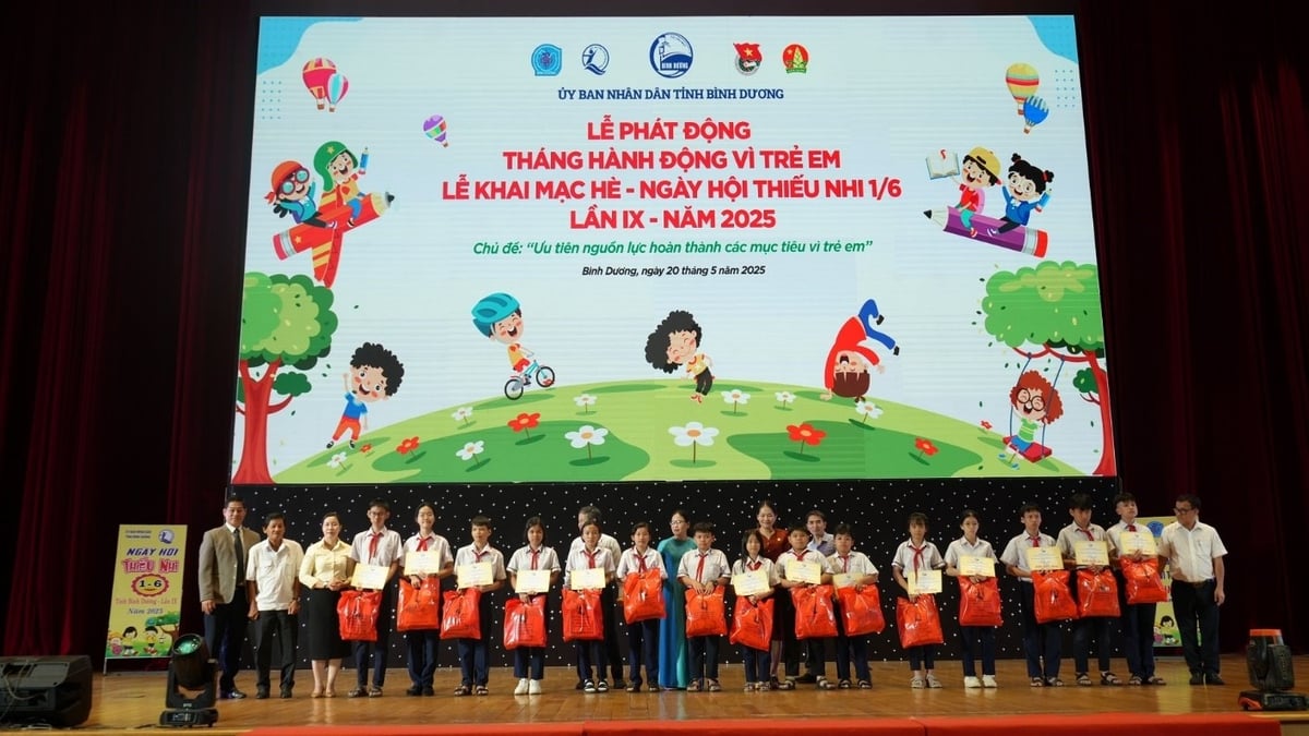 Lãnh đạo tỉnh Bình Dương và đại diện nhà tài trợ trao tặng quà cho các em thiếu nhi. Ảnh: Tân Hiệp Phát. Lãnh đạo tỉnh Bình Dương và đại diện nhà tài trợ trao tặng quà cho các em thiếu nhi. Ảnh: Tân Hiệp Phát.
