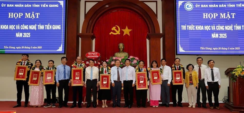 Tỉnh Tiền Giang vinh danh đội ngũ tri thức trong buổi họp mặt nhân Ngày Khoa học và Công nghệ Việt Nam. Ảnh: Minh Đảm. Tỉnh Tiền Giang vinh danh đội ngũ tri thức trong buổi họp mặt nhân Ngày Khoa học và Công nghệ Việt Nam. Ảnh: Minh Đảm.