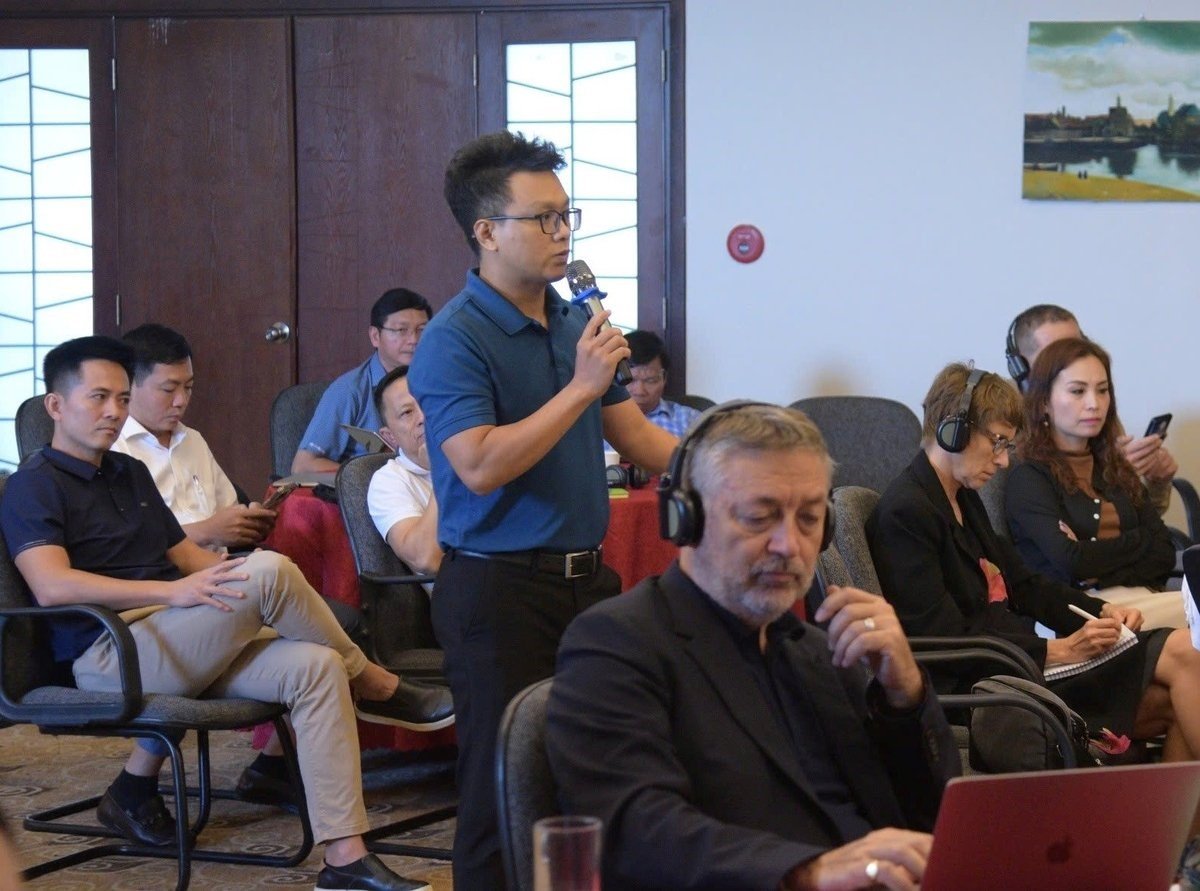 Delegates share insights on the V-SCOPE project at the meeting. Photo: Tran Tho.