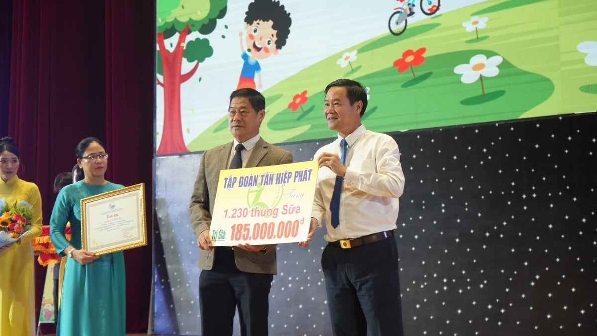 Ông Lâm Bình Vũ – Giám đốc Chuỗi cung ứng Công ty Tân Hiệp Phát trao biểu trưng tài trợ. Ảnh: Tân Hiệp Phát. Ông Lâm Bình Vũ – Giám đốc Chuỗi cung ứng Công ty Tân Hiệp Phát trao biểu trưng tài trợ. Ảnh: Tân Hiệp Phát.