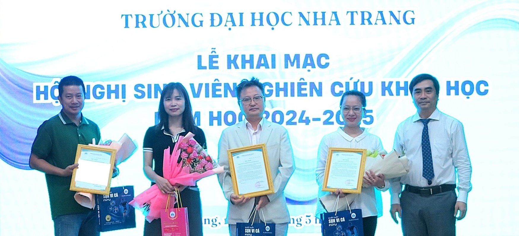 GS.TS Phạm Quốc Hùng (ngoài cùng bên phải), Phó Hiệu trưởng Trường Đại học Nha Trang trao quà lưu niệm cho các nhà tài trợ hội nghị 'Sinh viên nghiên cứu khoa học năm học 2024 - 2025'. Ảnh: Phương Chi. GS.TS Phạm Quốc Hùng (ngoài cùng bên phải), Phó Hiệu trưởng Trường Đại học Nha Trang trao quà lưu niệm cho các nhà tài trợ hội nghị 'Sinh viên nghiên cứu khoa học năm học 2024 - 2025'. Ảnh: Phương Chi.