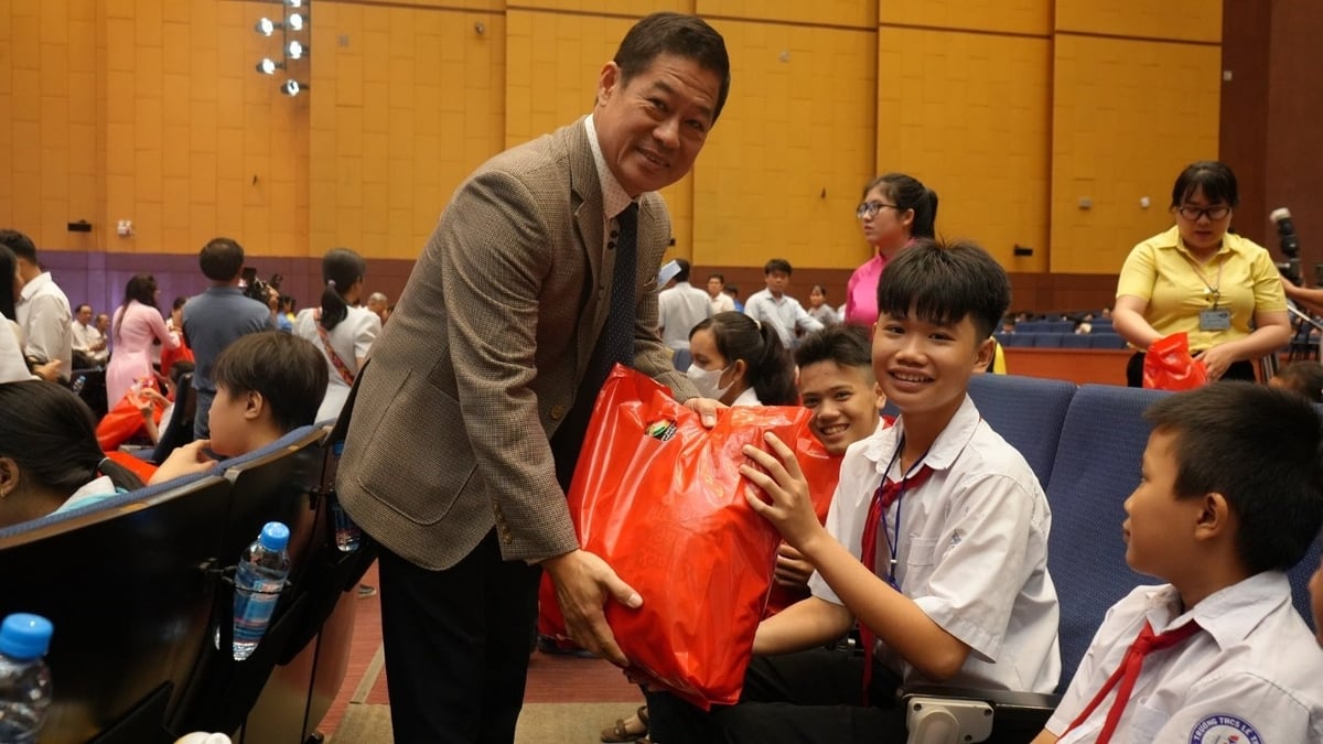 Ông Lâm Bình Vũ khẳng định các em thiếu nhi luôn được Tân Hiệp Phát quan tâm một cách đặc biệt. Chúng tôi sẽ không ngừng nỗ lực trên hành trình Tạo giá trị - Niềm tin - Yêu thương để Phụng sự xã hội một cách bền vững. Ảnh: Tân Hiệp Phát. Ông Lâm Bình Vũ khẳng định các em thiếu nhi luôn được Tân Hiệp Phát quan tâm một cách đặc biệt. Chúng tôi sẽ không ngừng nỗ lực trên hành trình Tạo giá trị - Niềm tin - Yêu thương để Phụng sự xã hội một cách bền vững. Ảnh: Tân Hiệp Phát.