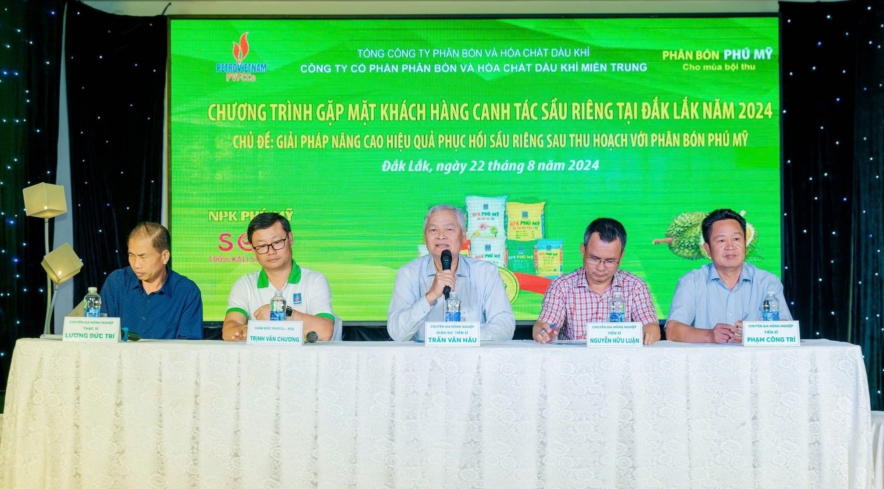 Để hỗ trợ nông dân, Phú Mỹ phối hợp với các chuyên gia là giáo sư đầu ngành về cây sầu riêng triển khai các chương trình tập huấn chuyên sâu. Ảnh: Phú Mỹ. Để hỗ trợ nông dân, Phú Mỹ phối hợp với các chuyên gia là giáo sư đầu ngành về cây sầu riêng triển khai các chương trình tập huấn chuyên sâu. Ảnh: Phú Mỹ.