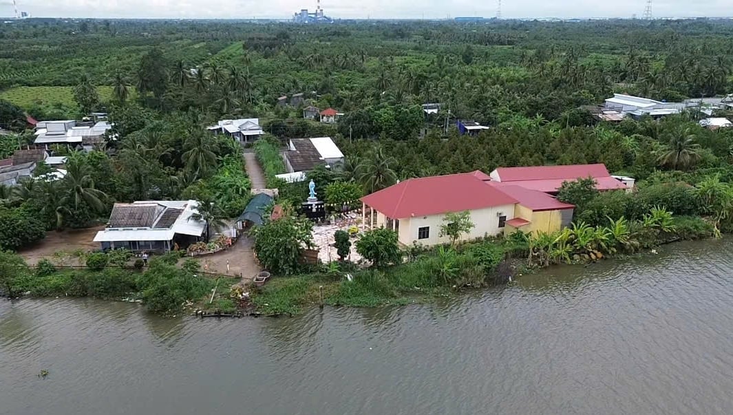 Một đoạn sạt lở chưa được thực hiện đê bao. Ảnh: Hồ Thảo. Một đoạn sạt lở chưa được thực hiện đê bao. Ảnh: Hồ Thảo.