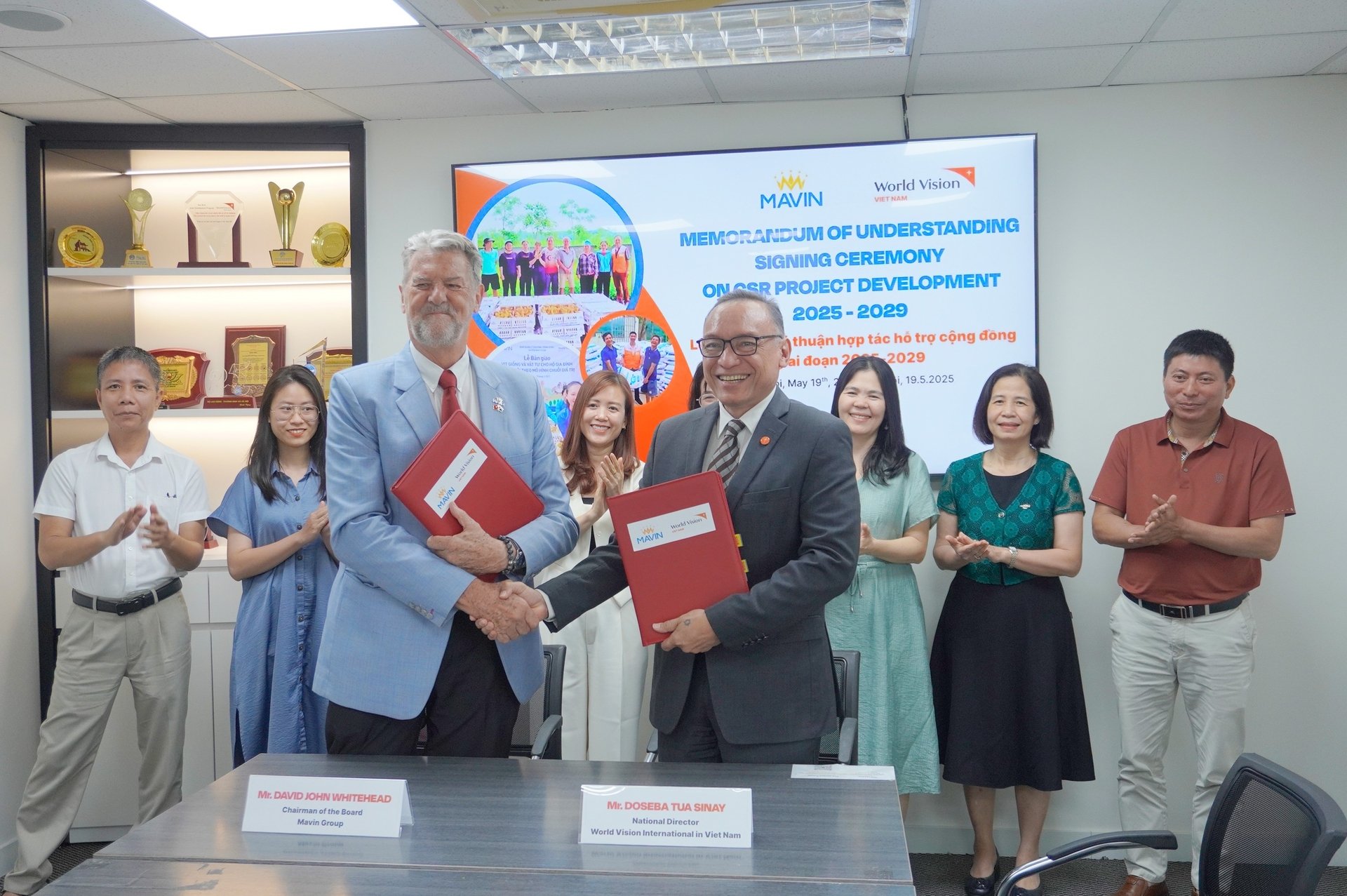 Ông David John Whitehead, Chủ tịch HĐQT Mavin (trái) và ông Doseba Sinay, Trưởng đại diện Tổ chức World Vision Việt Nam trong lễ ký kết. Ông David John Whitehead, Chủ tịch HĐQT Mavin (trái) và ông Doseba Sinay, Trưởng đại diện Tổ chức World Vision Việt Nam trong lễ ký kết.