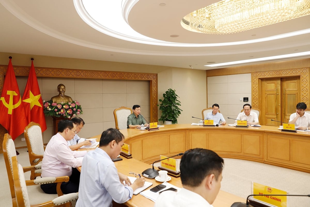 Phó Thủ tướng Chính phủ Trần Hồng Hà chủ trì cuộc họp xây dựng Chỉ thị của Thủ tướng Chính phủ về một số nhiệm vụ cấp bách tăng cường hiệu lực, hiệu quả thực thi chính sách, pháp luật trong công tác bảo vệ môi trường. Ảnh: Khương Trung. Phó Thủ tướng Chính phủ Trần Hồng Hà chủ trì cuộc họp xây dựng Chỉ thị của Thủ tướng Chính phủ về một số nhiệm vụ cấp bách tăng cường hiệu lực, hiệu quả thực thi chính sách, pháp luật trong công tác bảo vệ môi trường. Ảnh: Khương Trung.