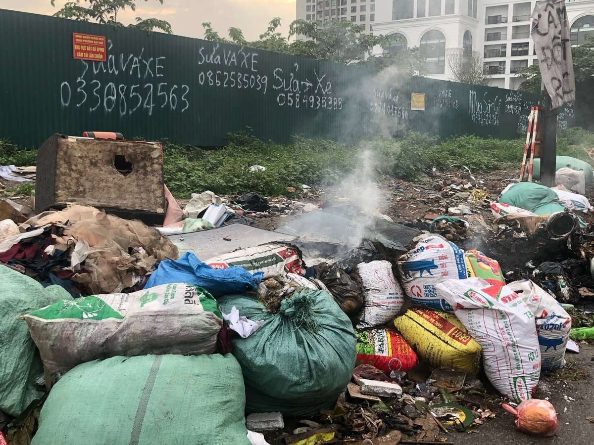 Lượng khói độc, mùi khét lẹt cùng bụi độc tràn lan trong không khí tại một bãi rác bị đốt. Ảnh: Hoàng Hiền.