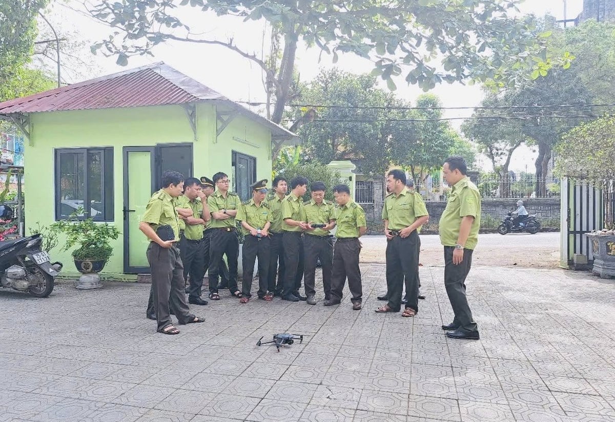 Kiểm lâm TP Huế tập huấn sử dụng thiết bị bay trong công tác PCCCR và giám sát tài nguyên rừng. Ảnh: Văn Dinh. Kiểm lâm TP Huế tập huấn sử dụng thiết bị bay trong công tác PCCCR và giám sát tài nguyên rừng. Ảnh: Văn Dinh.