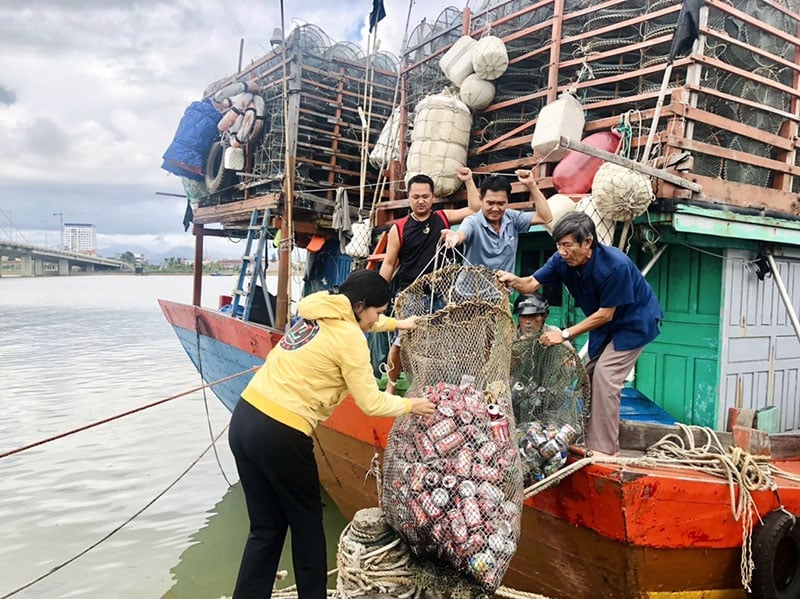 Ngư dân xã Bảo Ninh, TP. Đồng Hới đem rác thải vào bờ. Ảnh: WWF-Việt Nam. Ngư dân xã Bảo Ninh, TP. Đồng Hới đem rác thải vào bờ. Ảnh: WWF-Việt Nam.