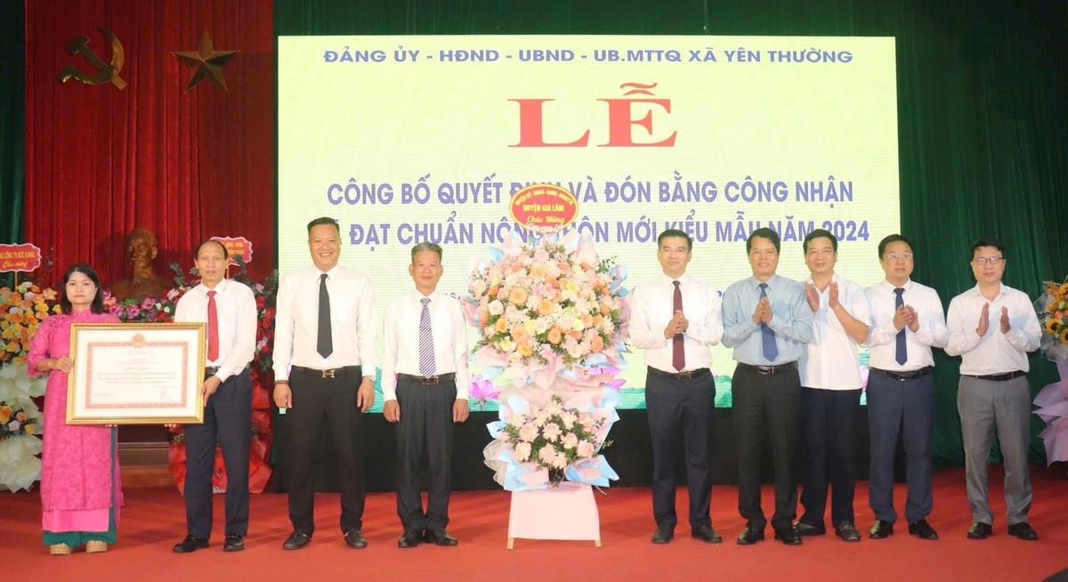 Lãnh đạo huyện Gia Lâm tặng hoa chúc mừng xã Yên Thường. Ảnh: Vân Thư. Lãnh đạo huyện Gia Lâm tặng hoa chúc mừng xã Yên Thường. Ảnh: Vân Thư.
