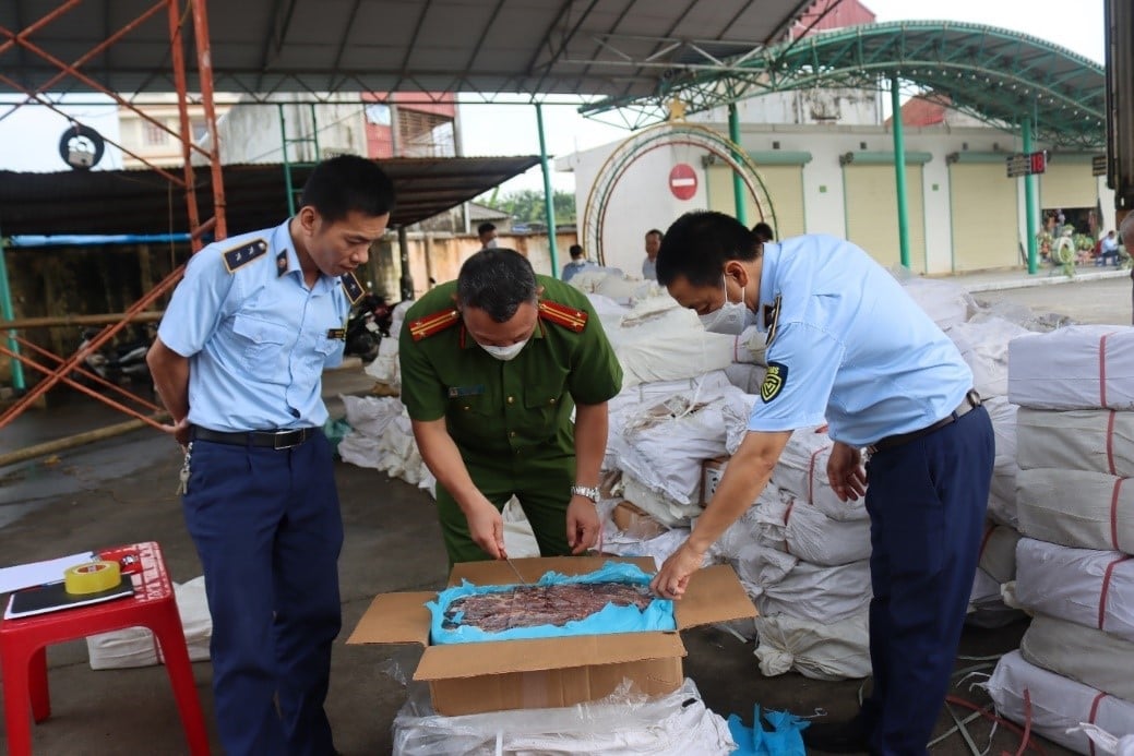 Tổ công tác được giao chỉ đạo việc kiểm tra, kiến nghị xử lý các hành vi vi phạm trong sản xuất, kinh doanh hàng hóa nhập lậu, gian lận thương mại, hàng giả, hàng kém chất lượng, hàng hóa vi phạm quyền sở hữu trí tuệ trong lĩnh vực nông nghiệp và môi trường. Ảnh: Báo điện tử Chính phủ. Tổ công tác được giao chỉ đạo việc kiểm tra, kiến nghị xử lý các hành vi vi phạm trong sản xuất, kinh doanh hàng hóa nhập lậu, gian lận thương mại, hàng giả, hàng kém chất lượng, hàng hóa vi phạm quyền sở hữu trí tuệ trong lĩnh vực nông nghiệp và môi trường. Ảnh: Báo điện tử Chính phủ.
